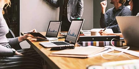 முற்பட்ட சமூகத்தினருக்கான 10 சதவீத இடஒதுக்கீடு: யாரெல்லாம் தகுதியானவர்கள்?