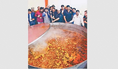 உலக சாதனை முயற்சி: 5 ஆயிரம் கிலோ கிச்சடி சமைத்தது தில்லி பாஜக!