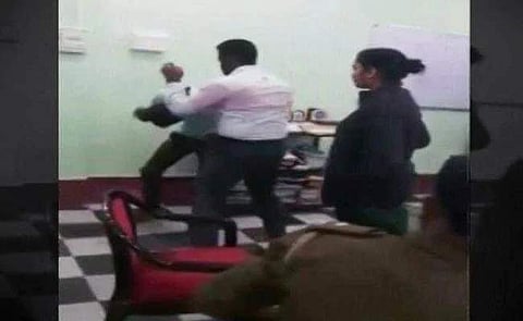 காவல் நிலையத்தின் உள்ளே இளைஞரை கண்மூடித்தனமாகத் தாக்கிய மாவட்ட நீதிபதி (வைரல் விடியோ)