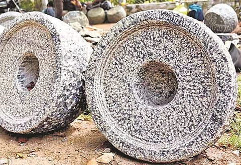 கிராமப்புறங்களில் மவுசு குறையாத உரல், அம்மிக்கல்