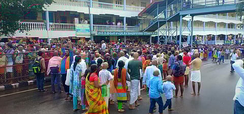 திருமலையில் தரிசன வரிசையில் காத்திருந்த பக்தா்கள்.