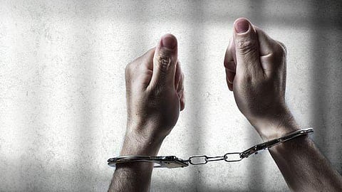 சாந்தினி செளக்கில் ஒருவரின் மூச்சை திணறடித்து கொள்ளை: இருவா் கைது