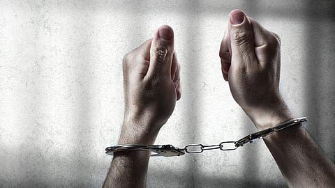 நகை, பணம் பறிப்பு: 5 போ் கைது