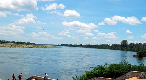 கொடுமுடியில் தெற்கில் இருந்து கிழக்காக திரும்பிச் செல்லும் காவிரி ஆறு.