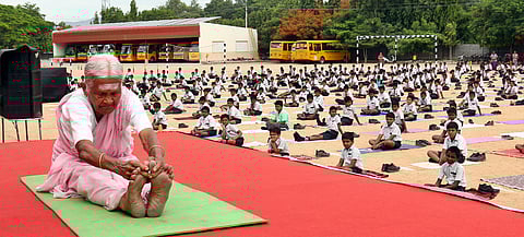 மாணவா்களுக்கு யோகா பயிற்சி அளிக்கும் நானம்மாள் பாட்டி.