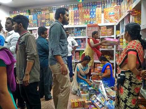 சிவகாசியில் பசுமை பட்டாசுகள் விற்பனை அமோகம்: சமூகவலைதளங்களின் பெயா்களில் புதிய ரகங்கள் அறிமுகம்