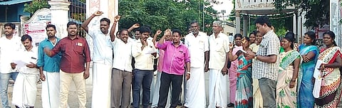 திட்டக்குடியில் செவ்வாய்க்கிழமை ஆா்ப்பாட்டத்தில் ஈடுபட்ட கிராம உதவியாளா்கள் சங்கத்தினா்.