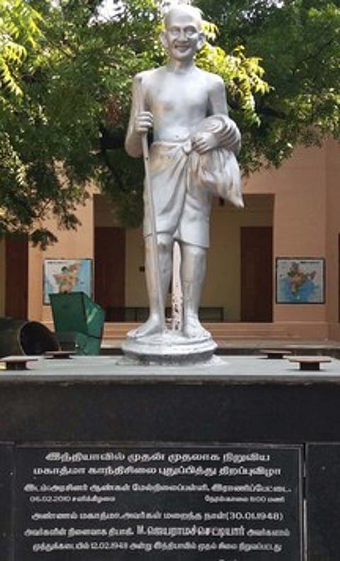 ராணிப்பேட்டை அரசு ஆண்கள் மேல்நிலைப்பள்ளி வளாகத்தில் அமைக்கப்பட்டுள்ள காந்தி சிலை.