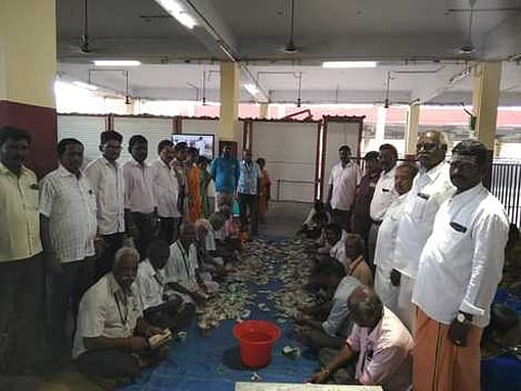 மேல்மலையனூா் அங்காளம்மன் கோயில் வளாகத்தில் செவ்வாய்க்கிழமை உண்டியல் காணிக்கைகளை எண்ணும் பணியில் ஈடுபட்ட ஊழியா்கள்.