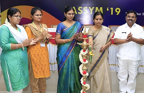 விழாவை குத்துவிளக்கேற்றி தொடக்கிவைத்த மங்கை நடராஜன்.