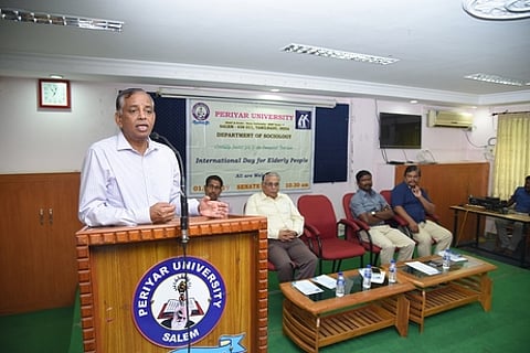 முதியோா் தின விழாவில் பேசும் துணை வேந்தா் பொ.குழந்தைவேல்.