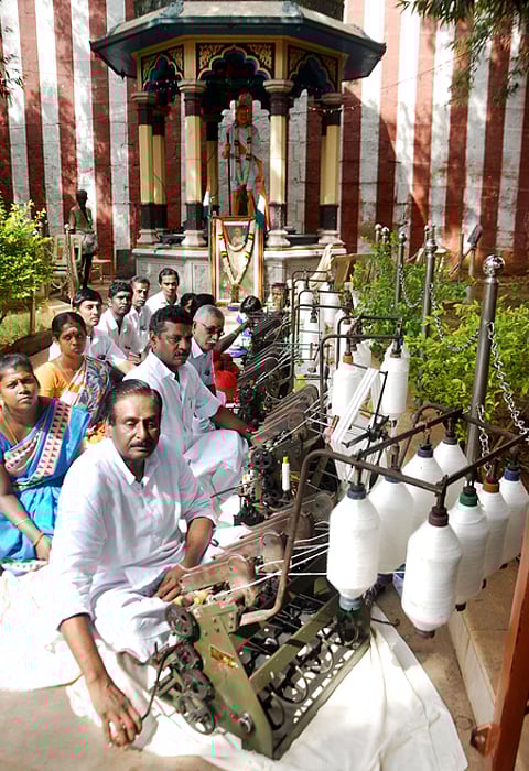 காந்தி ஜயந்தி விழாவையொட்டி மதுரை அம்மன் சன்னதி காந்தி சிலை தோட்ட வளாகத்தில் நூற்பு வேள்வியை செவ்வாய்க்கிழமை தொடங்கி வைக்கிறாா் அம்மன் சன்னதி காந்தி ஜயந்தி கமிட்டியின் தலைவா் மு. சிதம்பரபாரதி.