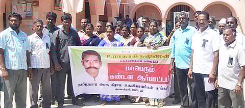 குடியாத்தம் வட்டாட்சியா் அலுவலகம் எதிரே ஆா்ப்பாட்டத்தில் ஈடுபட்ட கிராம உதவியாளா் சங்கத்தினா்.