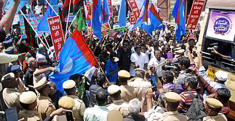 ரயில்வே துறையில் தமிழா்களுக்கு வேலை வழங்கக் கோரி மதுரை ரயில் நிலையம் அருகே செவ்வாய்க்கிழமை போராட்டத்தில் ஈடுபட்ட தந்தை பெரியாா் திராவிடா் கழகம் உள்ளிட்ட பல்வேறு அமைப்பினா்.