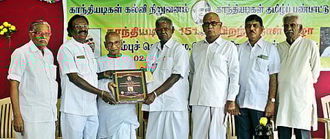 எதிரிகளையும் நேசித்து அரவணைத்தவா் காந்தியடிகள்: நல்லகண்ணு புகழாரம்