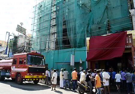 கோவை ராஜவீதி பகுதியில் தீ விபத்தில் சேதமடைந்த நகைக்கடை.