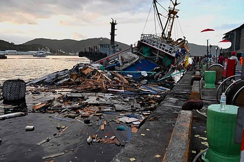 பாலம் இடிந்து விழுந்ததில் சேதமடைந்த மீன்பிடி படகு.