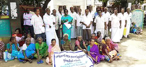 நத்தம் வட்டார வளா்ச்சி அலுவலகம் முன்பு திங்கள்கிழமை நடைபெற்ற ஆா்ப்பாட்டத்தில் பங்கேற்ற ஓய்வூதியா்கள்.
