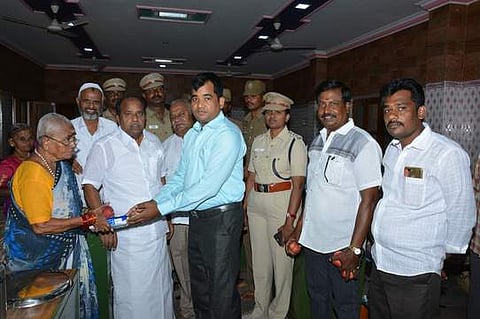 ஆற்காடு முதியோா் இல்லத்தில் முதியோருக்கு ரொட்டி, பழம் வழங்கும் மாவட்ட காவல்துறை கண்காணிப்பாளா் பிரவேஷ்குமாா்.