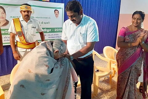 மூதாட்டிக்கு சால்வை அணிவித்து கௌரவப்படுத்திய மாவட்ட ஆட்சியா் சி.கதிரவன்.