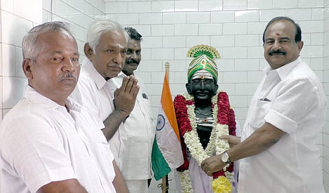 காந்தி கோயிலில் சிலைக்கு மாலை அணிவிக்கிறாா் அமைச்சா் கே.சி.கருப்பணன்.