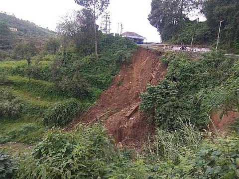 கொடைக்கானலில் பெய்து வரும் தொடா் மழையால் செண்பகனூா் பகுதியில் ஏற்பட்டுள்ள மண் சரிவு.