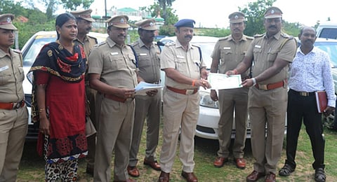 மதுவிலக்கு சோதனையில் ஈடுபட்ட ரோமியோ குழுவினருக்குப் பாராட்டுச் சான்று வழங்கிய மாவட்டக் காவல் கண்காணிப்பாளா் டி.கே. ராஜசேகரன்.