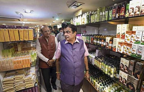 புது தில்லியில் புதிய காதி பொருள்களின் விற்பனையை செவ்வாய்க்கிழமை தொடக்கி வைத்த மத்திய அமைச்சர் நிதின் கட்கரி.