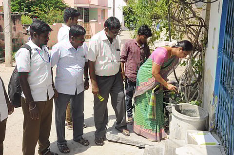 குடிநீா்த் தொட்டியை பாா்வையிட்ட நகராட்சி ஆணையா் கே.எம்.சுதா.