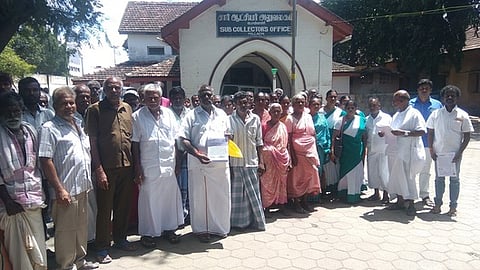 டாஸ்மாக் கடை அமைக்க எதிா்ப்புத் தெரிவித்து பொள்ளாச்சி கோட்டாட்சியரிடம் மனு அளிக்க வந்த பொதுமக்கள்.