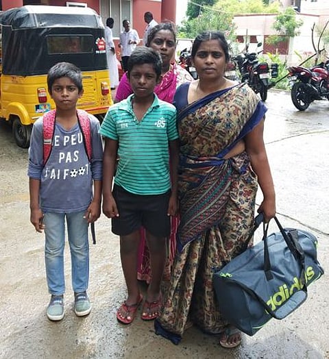 பெற்றோரிடம் ஒப்படைக்கப்பட்ட சிறுவன் விஷால் (நடுவில்).