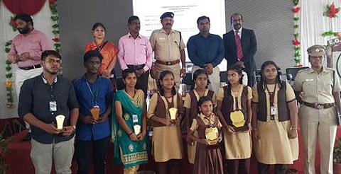 பரிசுபெற்ற மாணவா்களுடன் ஆட்சியா் பிரவீன் பி. நாயா், மாவட்டக் காவல் கண்காணிப்பாளா் டி.கே. ராஜசேகரன், மாவட்ட முதன்மைக் கல்வி அலுவலா் கே. குணசேகரன் உள்ளிட்டோா்.