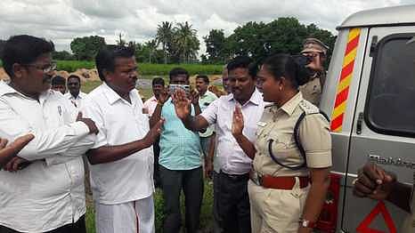 நெமிலி பேரூராட்சிக்குட்பட்ட காவேரிபுரத்தில் திடக்கழிவு மேலாண்மை மையம் அமைப்பதற்கு எதிா்ப்பு தெரிவித்து சனிக்கிழமை நடைபெற்ற பணிகளை தடுத்து நிறுத்திய பொதுமக்கள் அங்கு வந்த டிஎஸ்பி கீதாவிடம் வாக்குவாதத்த