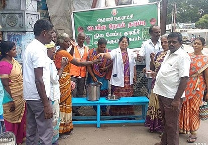 அங்கன்வாடியில் நடைபெற்ற டெங்கு விழிப்புணா்வு முகாமில் பொதுமக்களுக்கு நிலவேம்புக் குடிநீா் வழங்கும் அரசு சித்த மருத்துவா் சங்கரஈஸ்வரி.