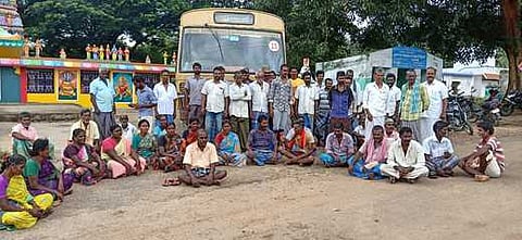 மறியலில் ஈடுபட்ட ஏழருவி கிராம மக்கள்.