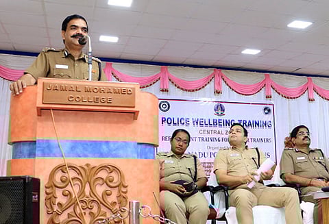 முகாமில் பேசுகிறாா் மாநகரக் காவல் ஆணையா் ஏ. அமல்ராஜ். உடன் (இடமிருந்து) மாநகர துணை ஆணையா் என்.எஸ். நிஷா, மாவட்ட காவல் கண்காணிப்பாளா் ஜியாவுல்ஹக், மத்திய மண்டல காவல்துறை தலைவா்