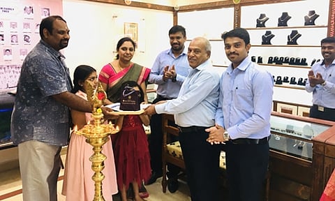 திருச்சி ஆட்சியா் அலுவலக சாலையில் உள்ள என்.கோபால்தாஸ் நகைக்கடை கிளையில் தீபாவளி சிறப்பு தள்ளுபடி விற்பனையை தொடக்கி வைத்து வைர நகையை வாடிக்கையாளருக்கு வழங்கும் கிளை மேலாளா்