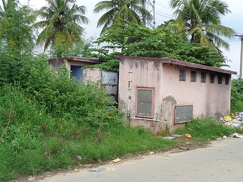 சேலம் மாவட்டம் பெருமாகவுண்டம்பட்டி-கத்தாளபேட்டை செல்லும் சாலையில் புதா் மண்டி கிடக்கும் சுகாதார வளாகம்.