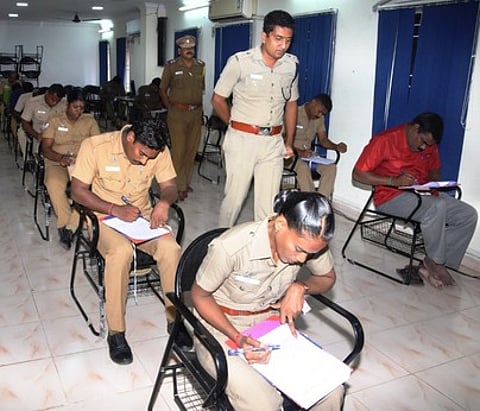 தோ்வு எழுதிய காவலா்களை கண்காணித்த மாவட்ட எஸ்பி ம.ஸ்ரீஅபிநவ்.