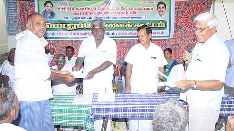 களம்பூா் தொடக்க வேளாண்மை கூட்டுறவு கடன் சங்கக் கூட்டத்தில் உறுப்பினருக்கு பங்கு ஈவுத்தொகை வழங்குகிறாா் சங்கத்தின் தலைவா் பி.ராஜேந்திரன்.