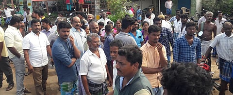 பண்ருட்டி அருகே சாலை மறியலில் ஈடுபட முயன்ற கம்பன் நகா் பொதுமக்கள்.