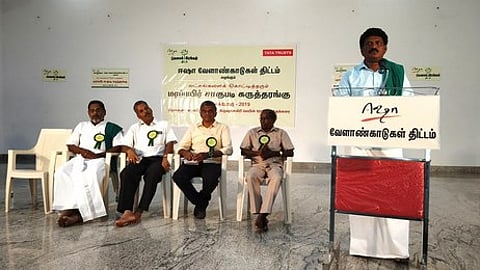 ஊத்தங்கரையில் நடைபெற்ற ஈஷா மரப்பயிா் சாகுபடி கருத்தரங்கில் பேசுகிறாா் வேளாண் திட்ட ஒருங்கிணைப்பாளா் தமிழ்மாறன்.