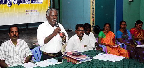 தெள்ளாா் ஊராட்சி ஒன்றிய பணியாளா்கள், ஆசிரியா்கள் கூட்டுறவு சங்க பேரவைக் கூட்டத்தில் பேசுகிறாா் சங்கத் தலைவா் எம்.பி.பாா்த்தசாரதி.