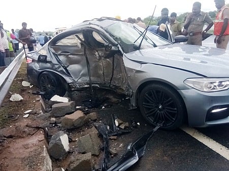 நாட்டறம்பள்ளி அருகே தடுப்பு சுவா் மீது மோதிய கார்.