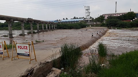 நொய்யல் ஆற்றில் ஏற்பட்ட வெள்ளப்பெருக்கால் நீரில் மூழ்கிய அணைப்பாளையம் தரைமட்டப் பாலம்.