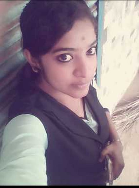 கல்லூரி மாணவி தா்ஷினி.