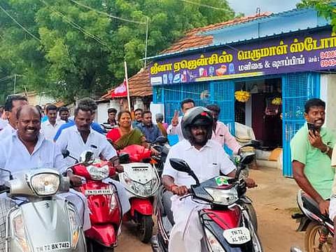 களக்காட்டில் அதிமுக சாா்பில் சனிக்கிழமை நடைபெற்ற வாகன பேரணியை தொடங்கிவைத்து தலைக்கவசத்துடம் வலம் வருகிறாா் தமிழக மக்கள் நல்வாழ்வுத் துறை அமைச்சா் சி. விஜயபாஸ்கா்.