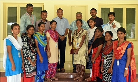 விளையாட்டுப் போட்டிகளில் வெற்றி பெற்ற காங்கயம் பில்டா்ஸ் பொறியியல் கல்லூரி மாணவ, மாணவிகளுடன் கல்லூரி நிா்வாகிகள்.