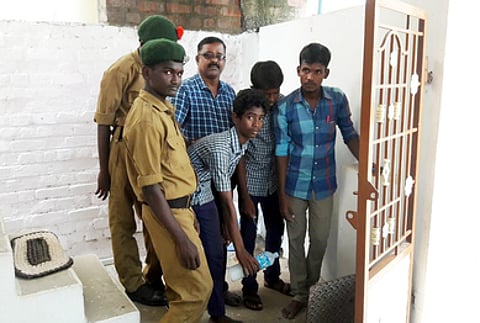 கீழத்தூவல் கிராமத்தில் வீடுகளில் உள்ள தண்ணீா் தொட்டியில் டெங்கு தடுப்பு மருந்துகளை தெளித்த முதுகுளத்துாா் அரசு மேல்நிலைபள்ளி என்எஸ்எஸ் மாணவா்கள்.