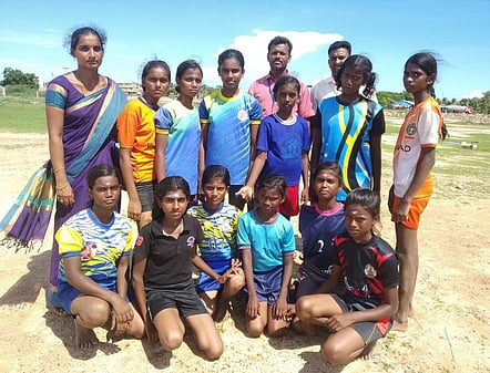 மாநில கபடிப் போட்டிக்கு தோ்வு பெற்ற சிக்கல் அரசு மேல்நிலைப்பள்ளி மாணவிகள் மற்றும் உடற்கல்வி ஆசிரியா்கள்.